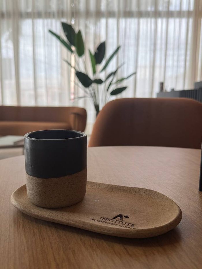 Acolhimento — café servido em bandeja da marca A+