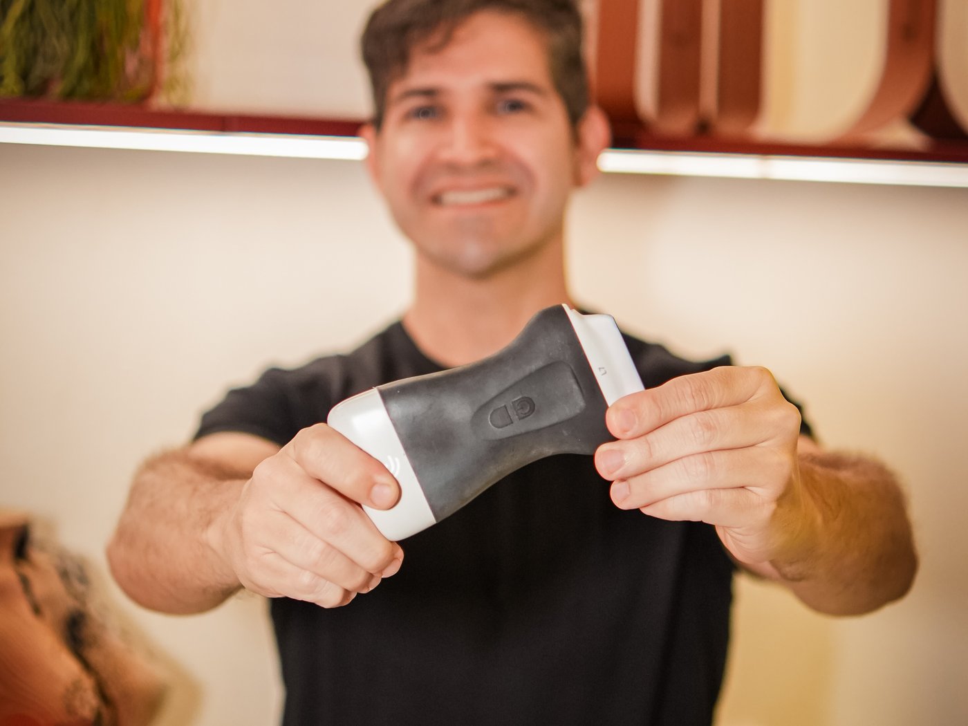 Ultrassom na prática — Dr. Alexandre Andrade com o transdutor portátil